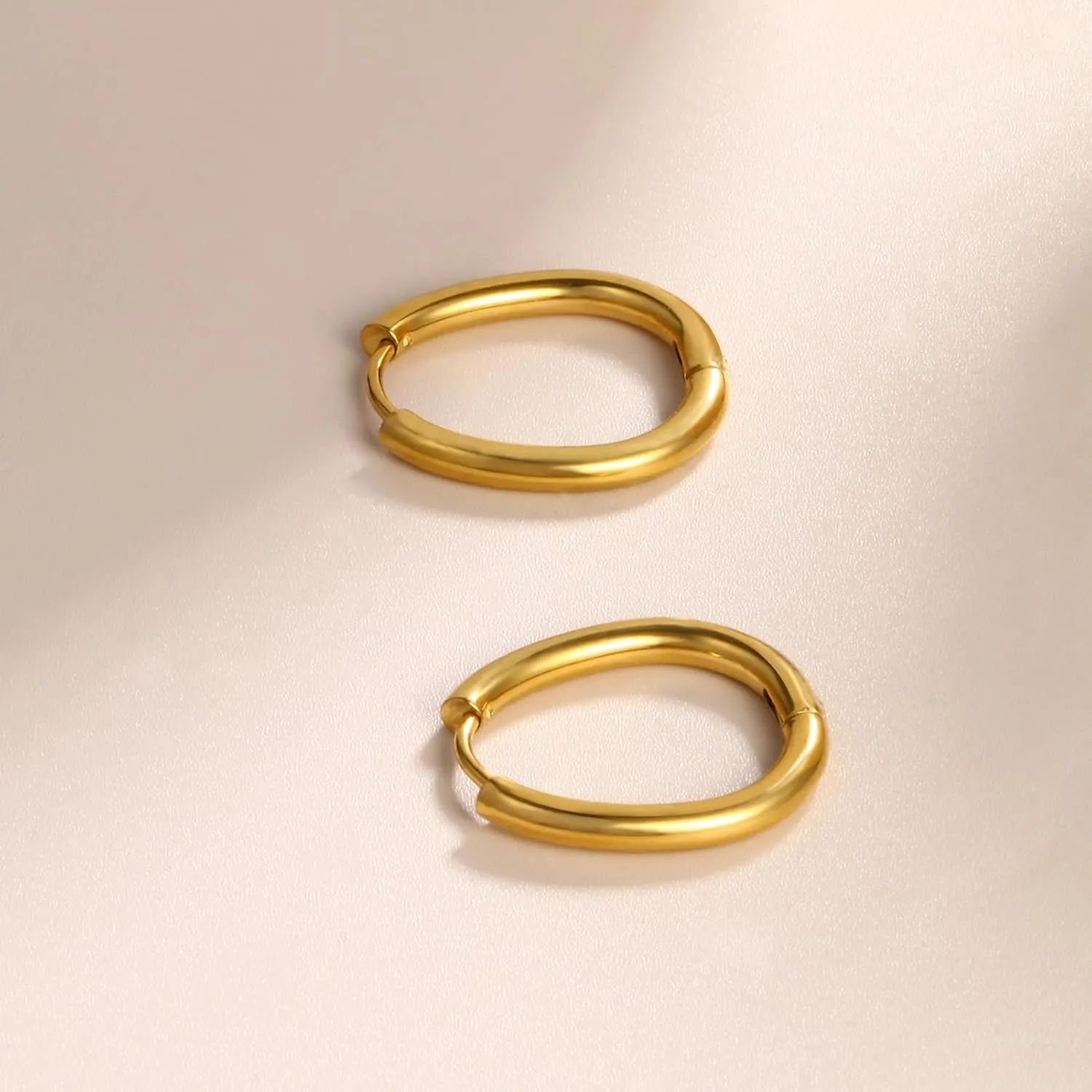 8YEARS Gold Hoop Earrings for Women, 18K Gold Plated Minimalist Rectangle Hoops Earrings, Lightweight Paperclip Huggie Hoop Earrings Trendy Jewelry for Gift