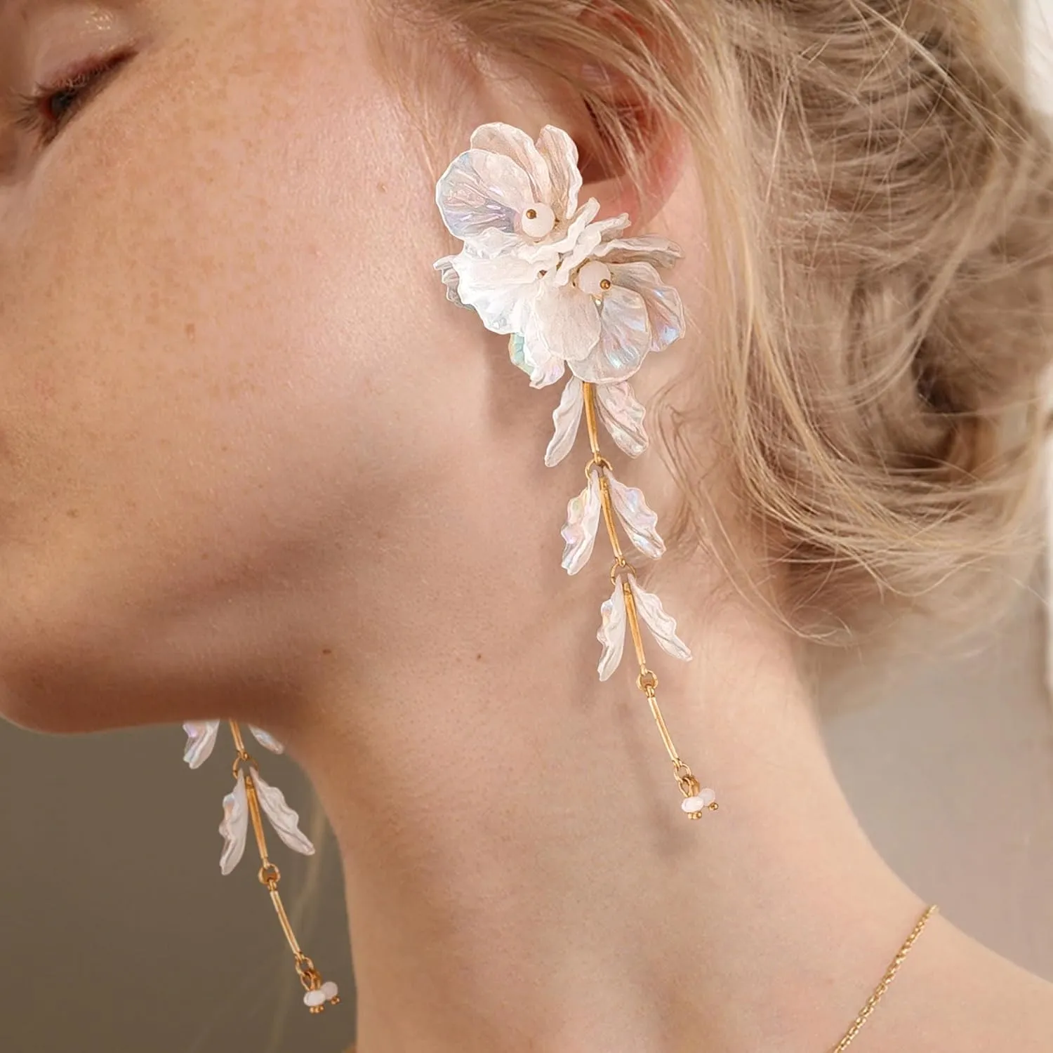 Bohemian Flower Tassel Earrings for Women Handmade Gold Crystal & Seashell Long Dangle Earrings Lightweight Hypoallergenic Floral Statement Jewelry for Wedding Party Daily Wear